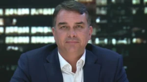 TSE cancela filiação de Flávio Bolsonaro ao Missão e mantém senador no PL