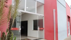 Abalados, familiares fazem homenagem na despedida de jovem executado a tiros no Taquarussu