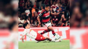 Flamengo vence Bragantino e amplia vantagem na liderança do Brasileirão
