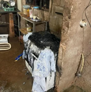Homem incendeia casa e persegue mulher com duas facas pelas ruas de Costa Rica