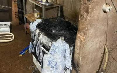 Homem incendeia casa e persegue mulher com duas facas pelas ruas de Costa Rica
