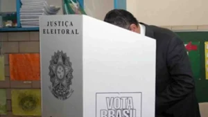Óculos inteligentes são proibidos na cabine de votação; confira regras do TSE