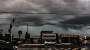 MS entra em alerta vermelho para tempestade com granizo e ventos de 100 km/h