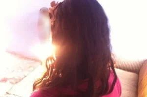 Mulher é surpreendida por homem encapuzado enquanto dormia e sofre tentativa de estupro