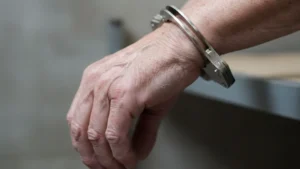 Idoso foragido é preso usando identidade do irmão para despistar polícia em Costa Rica