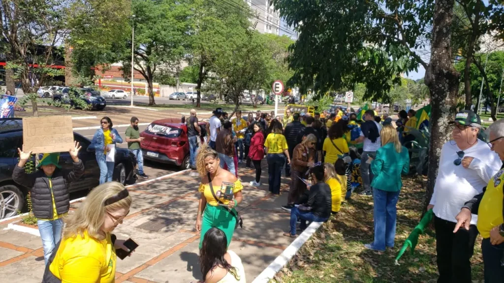 Manifestação contra ministro mobiliza dezenas de pessoas em praça da Capital
