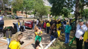 Manifestação contra ministro mobiliza dezenas de pessoas em praça da Capital