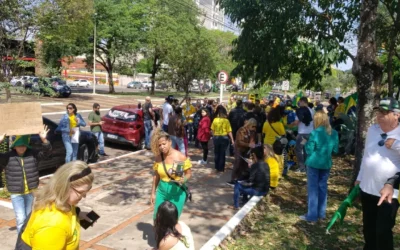 Manifestação contra ministro mobiliza dezenas de pessoas em praça da Capital
