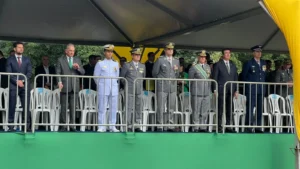 Riedel chega ao desfile acompanhado da primeira-dama; saiba quem mais acompanha o evento