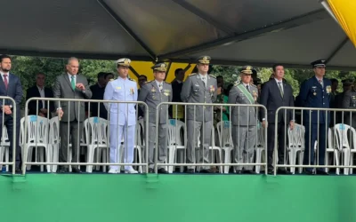 Riedel chega ao desfile acompanhado da primeira-dama; saiba quem mais acompanha o evento