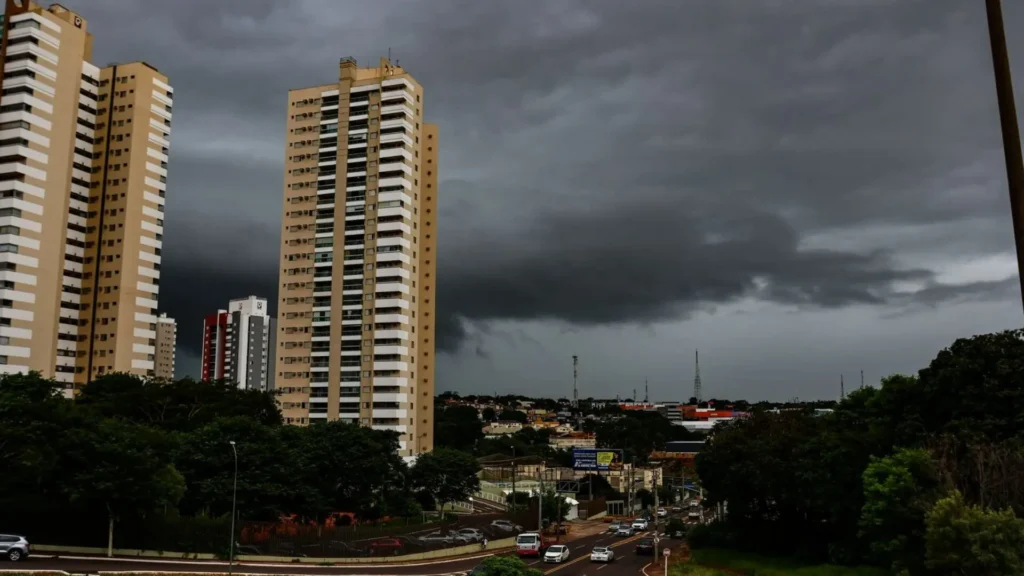 Municípios atingidos por chuva e ventania seguem na rota de tempestade nesta terça-feira