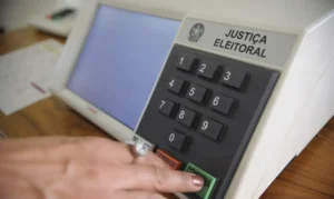 TSE encerra julgamento de candidaturas e lacra sistemas das urnas nesta segunda