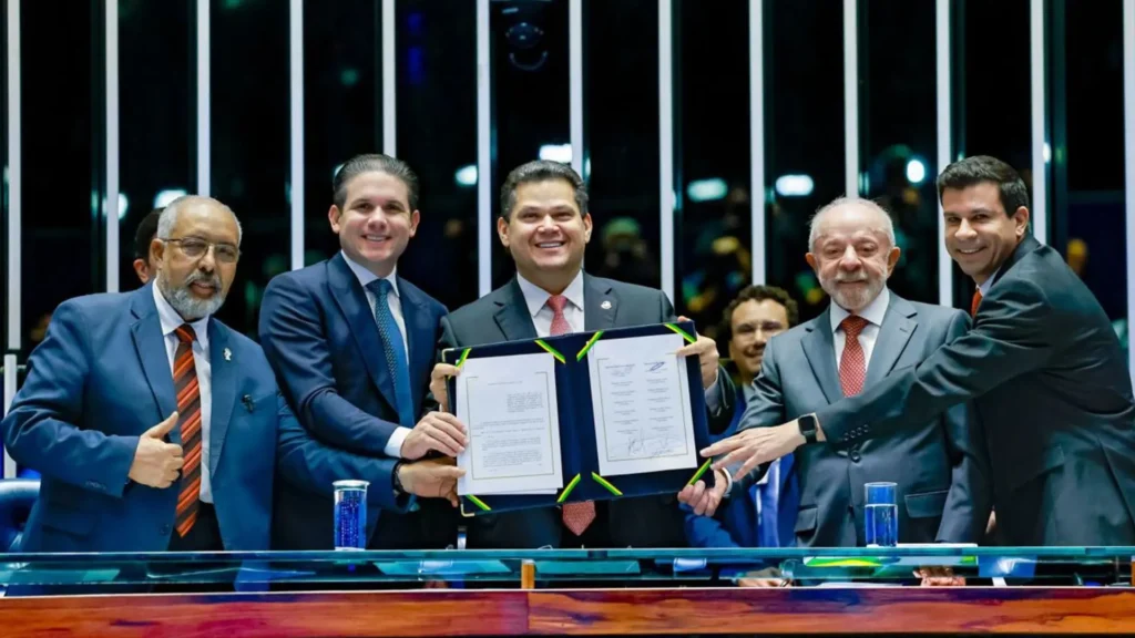 Congresso promulga emendas do fim da escala 6×1 e aposentadoria para agentes de saúde