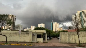 Alerta: chuva chega com força e ventos de até 60 km/h em Campo Grande