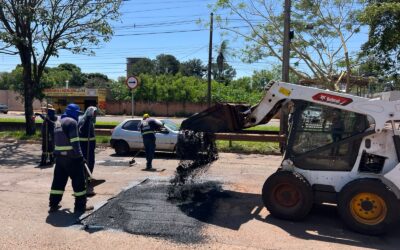 Doze frentes de tapa-buraco atuam em diferentes bairros da Capital