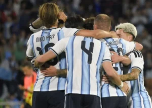 Sem Lionel Messi, Argentina goleia Bolívia com 1º gol de Flaco López pela seleção