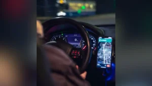 Motorista de app é preso por abrir porta do carro e se ‘exibir’ para pedestres em MS